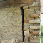 Kippende Mauer Großaufnahme GANZ hoch