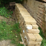 Kippende Mauer Ziegel geschlichtet