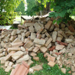 Kippende Mauer Ziegelhaufen